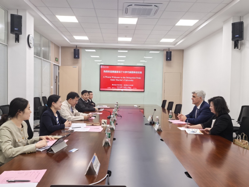 高雷对圣马丁大学代表团来访表示热烈欢迎。他简要介绍了苏州城市学院的办学沿革、学科布局、办学定位以及国际化建设成果。高雷指出，中美青年双向交流是中美人文交流和教育领域合作的重要组成部分。自2025年9月两校签署合作协议以来，双方公费学期交换生项目已顺利落地，我校已有4名同学赴美国圣马丁大学学习，覆盖城市文化与传播学院、智能制造与智慧交通学院和数字经济与管理学院，工作取得阶段性成效。他诚挚邀请圣马丁大学师生于2027年到访我校，希望两校持续深化师生互访、学生互换、学分互认、学术科研等领域的务实合作，不断拓展合作广度与深度。