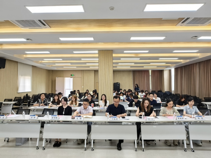 梅莹对即将踏上(国)境外交流之旅的60名同学表示祝贺,并详细介绍了我校2026年暑假及秋季学期(国)境外交流的整体情况,她重点对(国)境外交流“行前-行中-行后”全流程手续办理进行说明,从校内申请报名到回国后行后回访、学分互认及奖学金评定给学生提供一站式流程指引,有效解决学生在手续办理中的困惑。 梅莹对即将踏上(国)境外交流之旅的60名同学表示祝贺,并详细介绍了我校2026年暑假及秋季学期(国)境外交流的整体情况,她重点对(国)境外交流“行前-行中-行后”全流程手续办理进行说明,从校内申请报名到回国后行后回访、学分互认及奖学金评定给学生提供一站式流程指引,有效解决学生在手续办理中的困惑。