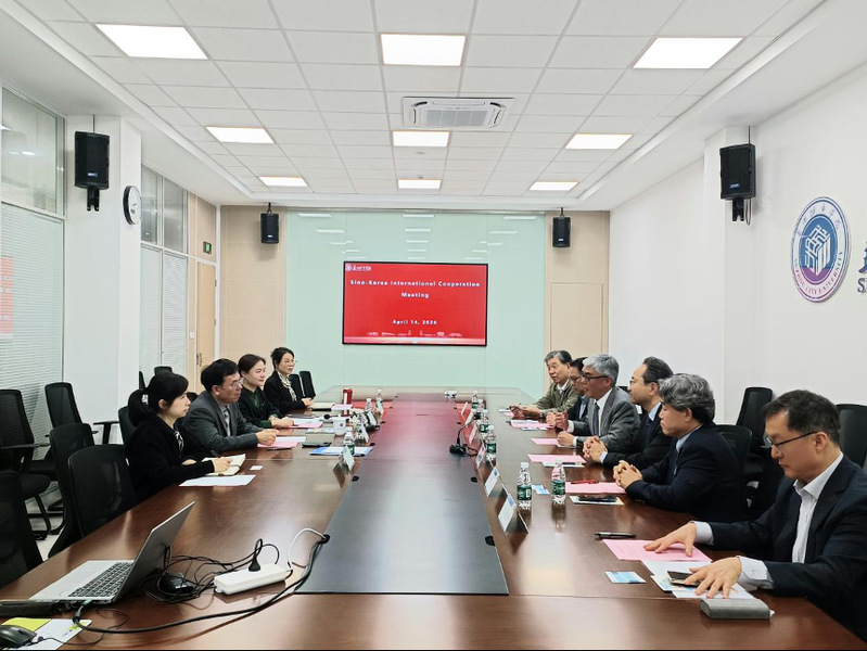 高雷对韩国亚洲大学代表团一行表示热烈欢迎，并简要介绍了我校办学定位、学科布局、国际化办学及产教融合等情况。他指出，我校高度重视对外交流合作，积极拓展与海外高水平院校的务实合作，期待以此次访问为契机，搭建稳定高效的合作平台，推动优质资源共享与协同创新。